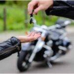 Compró una moto y se enteró que estaba casado con una mujer que nunca había visto