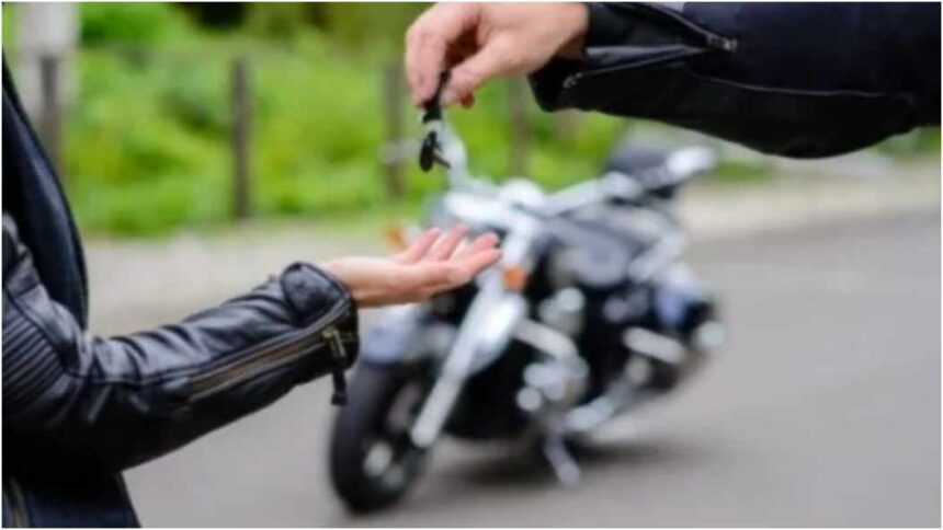 Compró una moto y se enteró que estaba casado con una mujer que nunca había visto