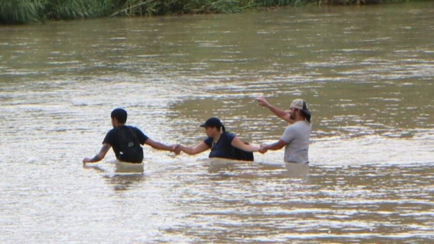 Salvan a cuatro venezolanos de morir ahogados en el río Bravo cuando intentaban cruzar a EEUU