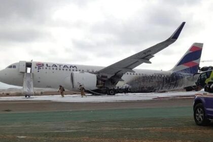 Los impactantes videos del choque entre avión y un camión de bomberos