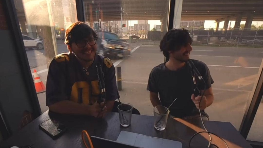 EN VIDEO | El impactante momento en que un vehículo impacta la ventana de una cafetería, mientras grababan un podcast