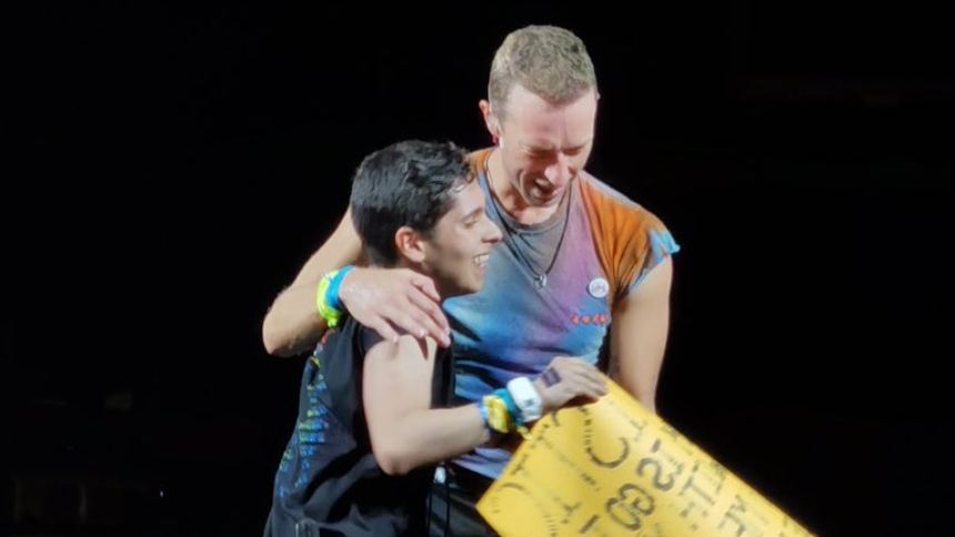 EN VIDEO | Chris Martin cantó junto a joven venezolano con autismo en pleno concierto de Coldplay