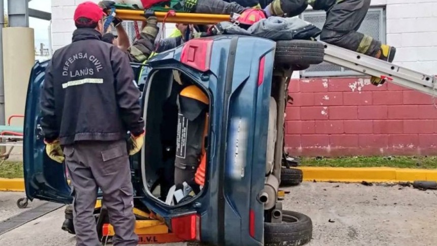 Fue a hacer su examen de conducir y se hizo viral porque terminó volcando el carro +VIDEO