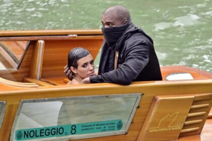 NUEVO ESCÁNDALO | Kanye West habría sostenido relaciones sexuales con su esposa en taxi acuático de Venecia