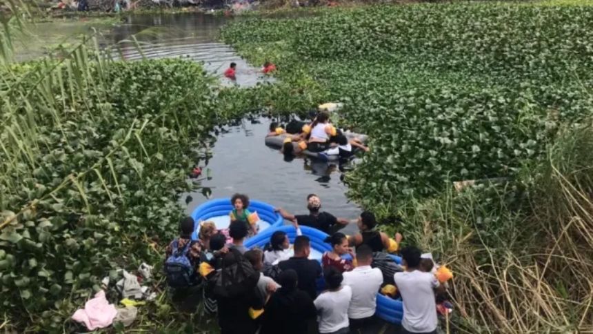 VIDEO: Migrantes venezolanos pasan el Río Bravo junto a sus hijos en un colchón inflable