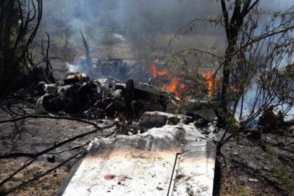 Avión ambulancia se precipitó a tierra poco después de su despegue dejando al menos un muerto y cinco heridos