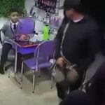 Al menos dos delincuentes dispararon para asaltar un salón de belleza, pero momentos antes un niño intentó pedir ayuda. Este nuevo atraco fue registrado por las cámaras de seguridad situadas en el interior del local, ubicado en el estado de Hidalgo (México).  