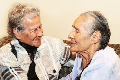 Hermanas gemelas se reencontraron 81 años después gracias a una prueba de ADN