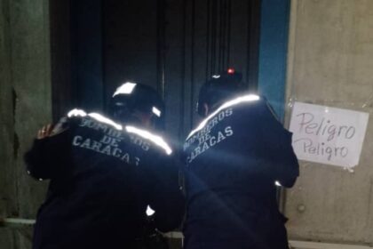 EN CARACAS: Bomberos rescataron a 5 niños de la cabina de un ascensor que cayó varios pisos