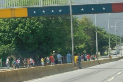 Una maestra murió, este miércoles 13 de marzo, tras lanzarse de una pasarela en el estado Aragua. Lo hizo desde una que está