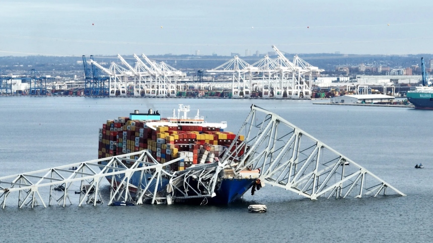 Comenzaron a retirar los contenedores del barco que chocó con el puente en Baltimore (EEUU). Esperan, que dicha tarea, complete en la semana