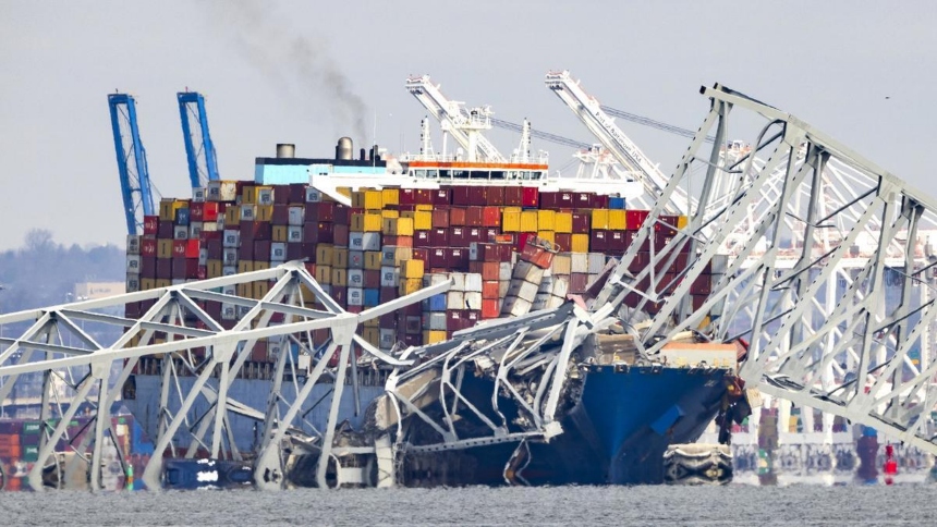 La Guardia Costera de Estados Unidos prepara una vía alternativa para embarcaciones cerca del puente (Francis Scott Key) en Baltimore.  