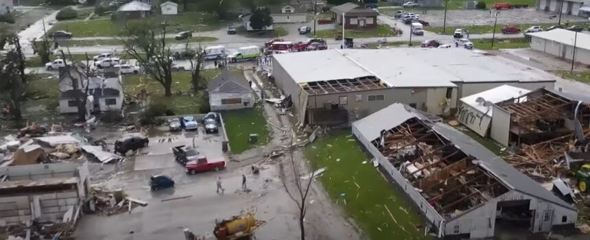 Realmente abrumadoras son las imágenes de un dron que muestran los destrozos, tras el paso de potente tornado en Iowa (EEUU).