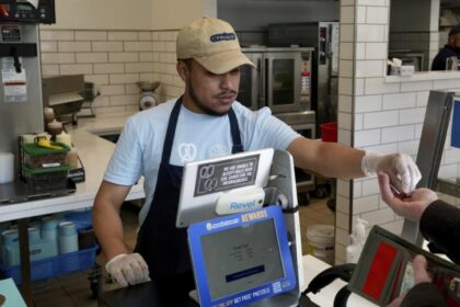 Trabajadores, de grandes ciudades en California, denunciaron violaciones en el pago del salario mínimo, lo que representa una pérdida.