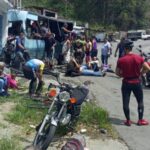 EN FOTOS: Aparatoso choque de un autobús dejó más de 20 heridos en la carretera vieja Caracas - La Guaira