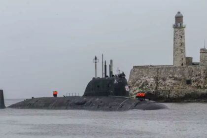 Un submarino de la Armada de los Estados Unidos a la Bahía de Guantánamo (Cuba) ante el despliegue de una flota de buques de guerra rusos