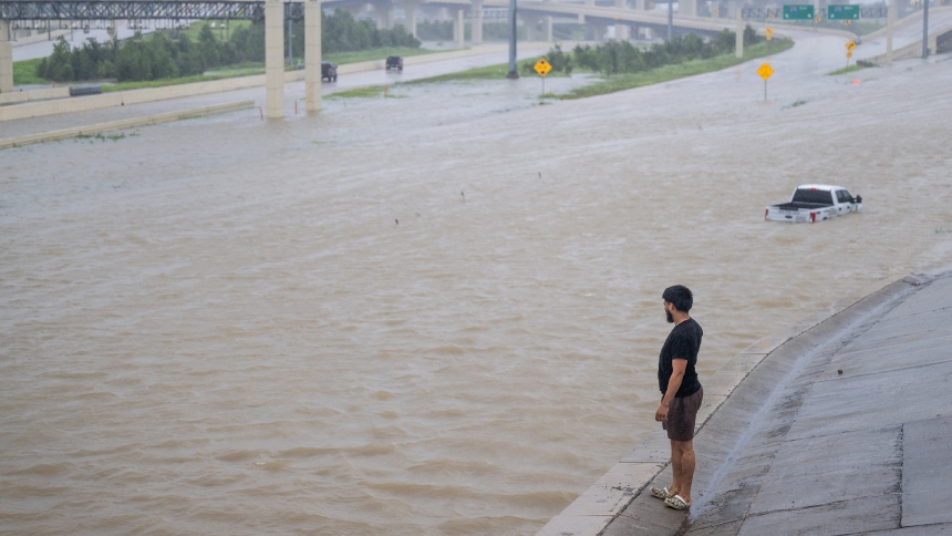 Se esperan intensa ola de calor en Houston tras el destructivo paso de la tormenta Beryl, que dejó varios muertos y