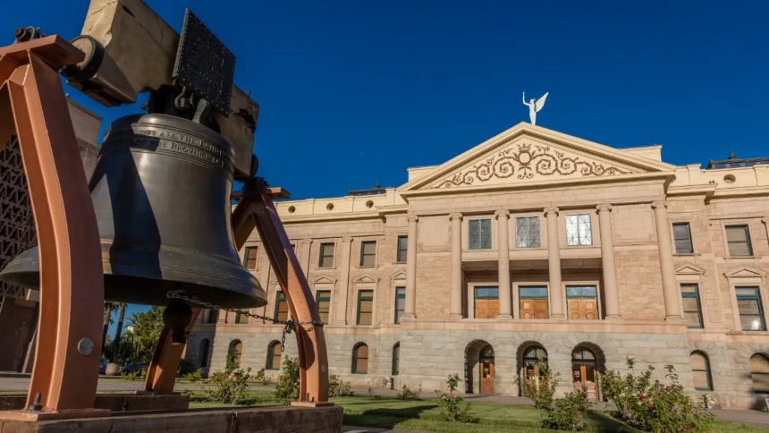 El Tribunal Supremo de Arizona (EEUU) dictaminó este miércoles, 14 de agosto, que un folleto escrito para los votantes que decidirán si habrá derecho constitucional al aborto puede referirse a un feto con el término de 'ser humano no nacido'. 