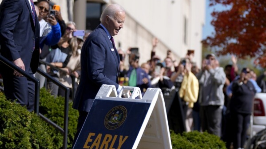 El presidente de EEUU, Joe Biden, ejerció su voto anticipado este lunes, 28 de octubre, para las elecciones del próximo 5 de noviembre. Acudió a un centro de votación situado en Delaware, el estado donde reside el mandatario. 