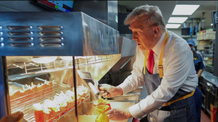 El video viral de Donald Trump haciendo papas fritas en reconocido local de comida rápida