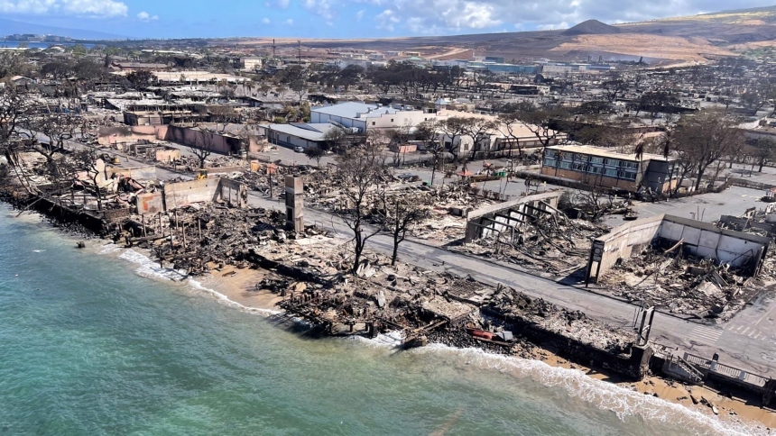 En agosto de 2023, la isla de Maui, en Hawaii, fue escenario de uno de los incendios forestales más mortíferos en la historia reciente de EEUU. Este desastre cobró la vida de 102 personas y destruyó más de 2.200 estructuras, causando daños estimados en más de 5.000 millones de dólares.  