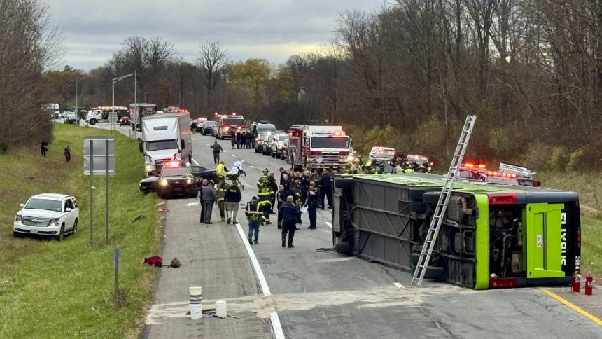 Un autobús con decenas de pasajeros a bordo volcó en una autopista en el norte del estado de Nueva York (EEUU) este jueves por la mañana, hiriendo gravemente a una persona y enviando a más de 20 a varios hospitales cercanos.  