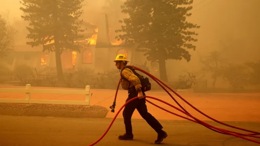 Un incendio forestal avanza a una velocidad "peligrosa" en el sur de California, ya varias casas fueron destruidas por las llamas y al menos 14.000 personas se encuentran en riesgo.  